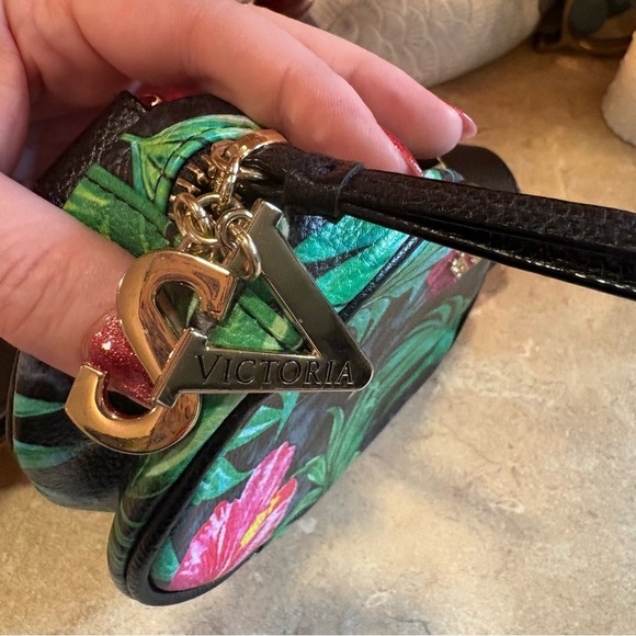 Victoria Secret Waist bag/Fanny Pack tropical design NWOT - Picture 5 of 8